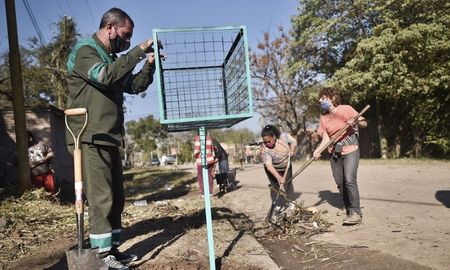 Los cestos se vienen instalando en seis barrios de la capital provincial y serán clave para erradicar microbasurales. Los cestos se vienen instalando en seis barrios de la capital provincial y serán clave para erradicar microbasurales.