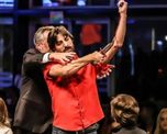 un director simulo cortarse las venas y la reina se descompenso en el escenario