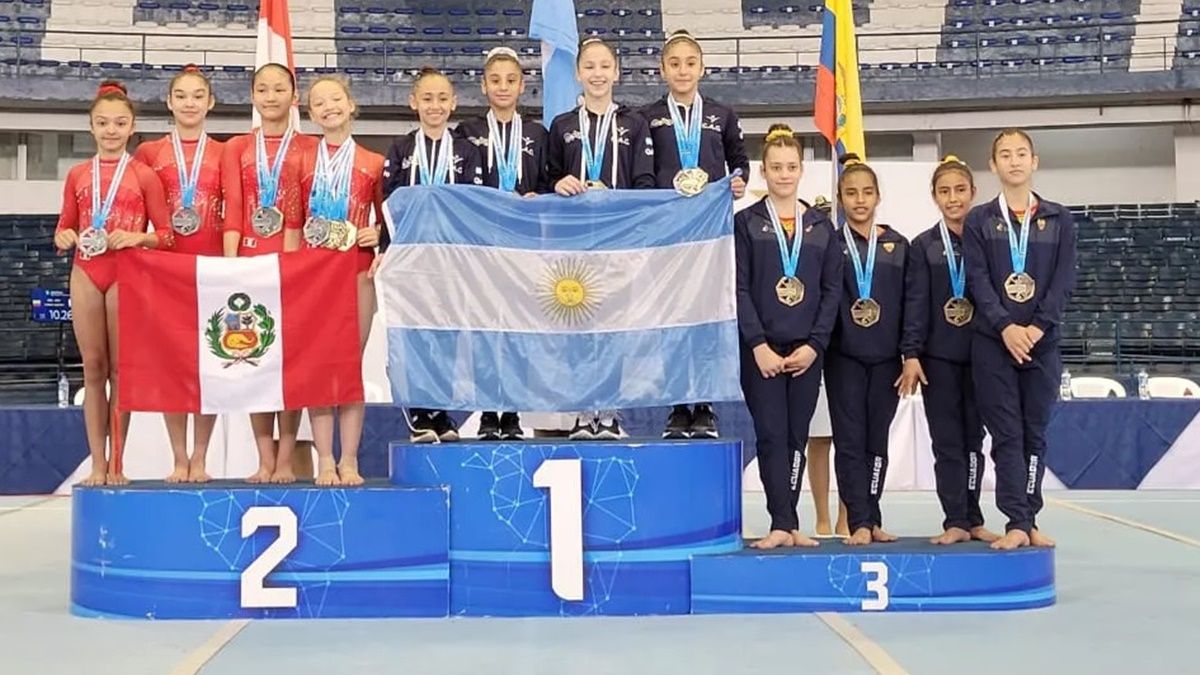 Emilia logró la medalla de oro en la prueba por equipos en el Suramericano Juvenil de Gimnasia Artística que se realizó en la ciudad de Guayaquil (Ecuador) en noviembre de 2022.