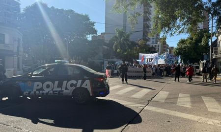 Organizaciones sociales se movilizaron hasta la Legislatura para exigir la ley de cocineras comunitarias. Organizaciones sociales se movilizaron hasta la Legislatura para exigir la ley de cocineras comunitarias.
