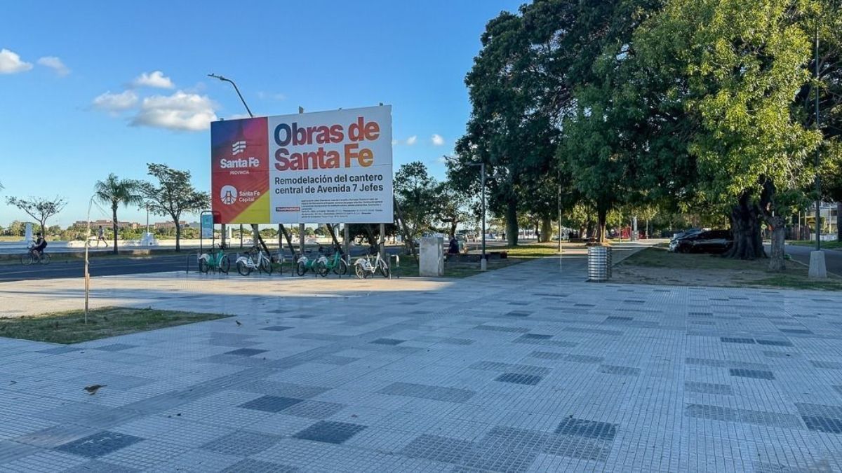 La obra en Avenida 7 Jefes alcanza el 45 % de avance, con sectores que ya cuentan con juegos infantiles, nuevas veredas y dársenas de estacionamiento. La obra en Avenida 7 Jefes alcanza el 45 % de avance, con sectores que ya cuentan con juegos infantiles, nuevas veredas y dársenas de estacionamiento.