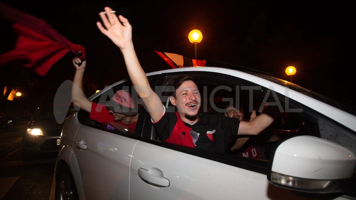 Colón campeón: la pasión sabalera salió de fiesta en las calles de Santa Fe