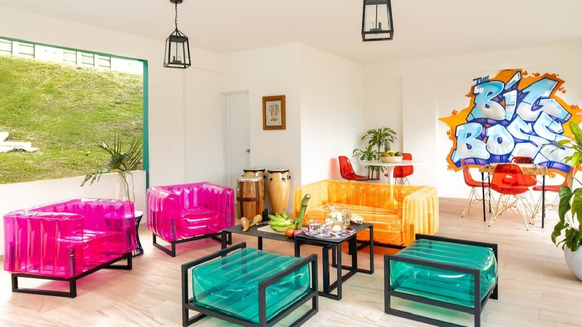 Se trata de una lujosa casa que tiene un sal&oacute;n con mesa de billar y decorado con sus &aacute;lbumes y premios; un jard&iacute;n con piscina y cancha de voleibol.
