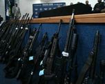 Armas que utilizaban los integrantes de Comando Vermelho en Río de Janeiro. Entre ellas había un fusil de las Fuerzas Armadas de Argentina. Armas que utilizaban los integrantes de Comando Vermelho en Río de Janeiro. Entre ellas había un fusil de las Fuerzas Armadas de Argentina.