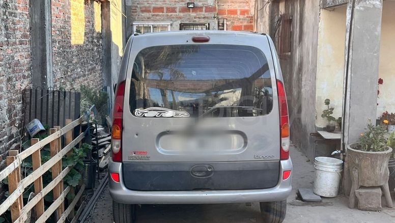 Pompeya: pasaron en moto y le dieron siete tiros a una camioneta estacionada frente a una casa