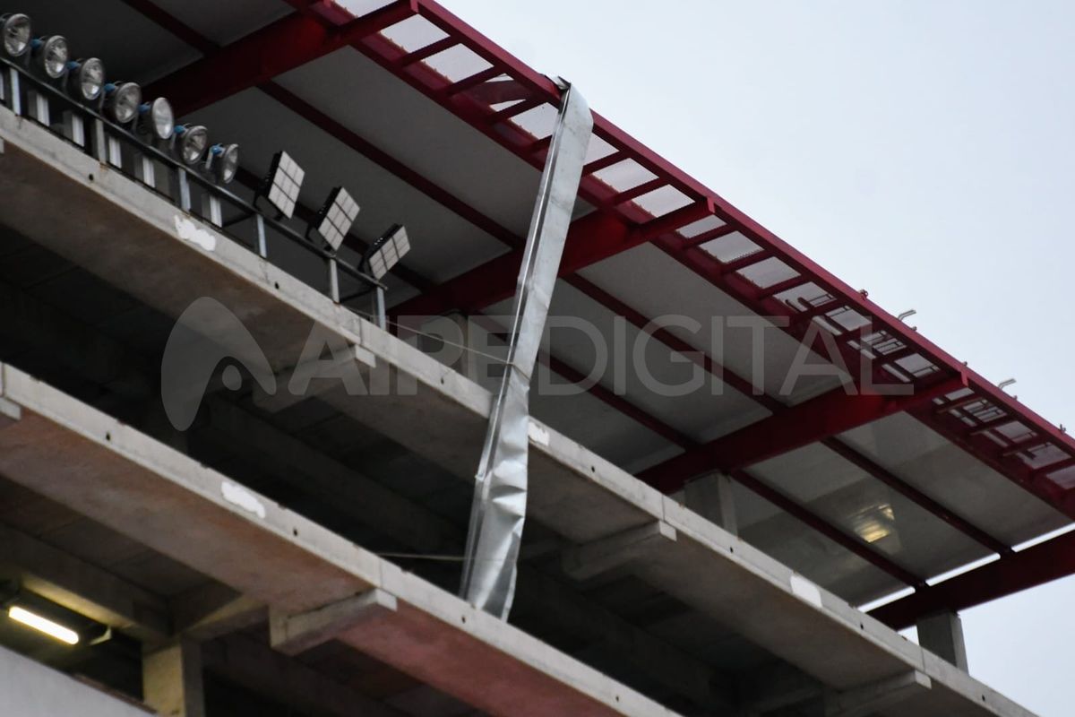 El partido entre Unión y Lanús se desprendió una canaleta del techo en el estadio