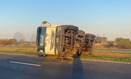 Autopista Rosario - Santa Fe: choque y vuelco a la altura de Sauce Viejo Autopista Rosario - Santa Fe: choque y vuelco a la altura de Sauce Viejo