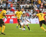 La Selección de Lionel Scaloni se puso en ventaja de la mano de Julián Álvarez, mientras que el capitán estiró la diferencia con dos goles en el segundo tiempo. La Selección de Lionel Scaloni se puso en ventaja de la mano de Julián Álvarez, mientras que el capitán estiró la diferencia con dos goles en el segundo tiempo.