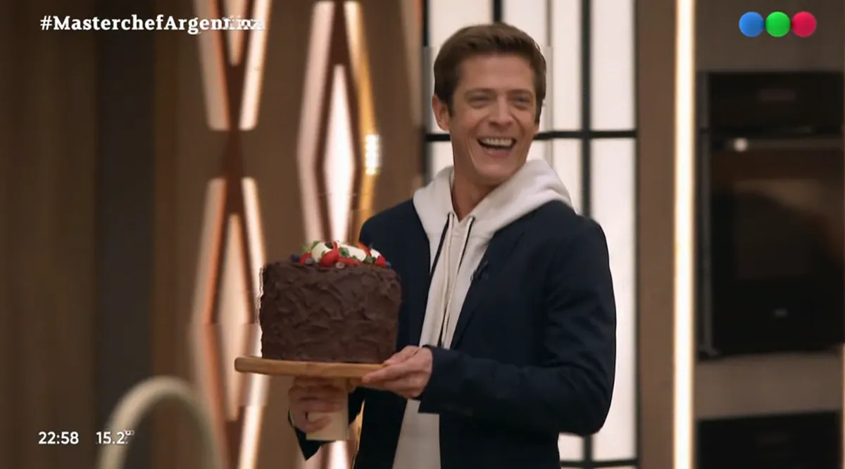 Gastón Dalmau visitó MasterChef y llevó su famosa torta de chocolate.