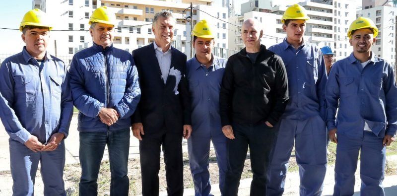 Macri recorrió un complejo de viviendas y un obrero le rogó que mejore la economía