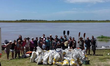 hallaron bidones de agroquimicos y medicamentos en el arroyo de monje hallaron bidones de agroquimicos y medicamentos en el arroyo de monje