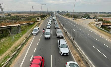 Las tareas de reparación se realizan sobre la Ruta Nacional N° 168, entre La Guardia y el barrio El Pozo, mano a Santa Fe. Las tareas de reparación se realizan sobre la Ruta Nacional N° 168, entre La Guardia y el barrio El Pozo, mano a Santa Fe.