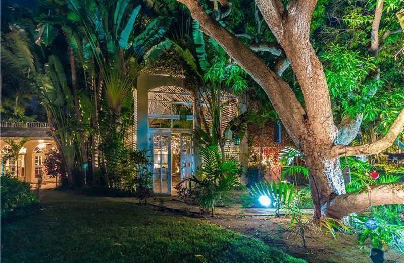 Parte del patio iluminado de noche.