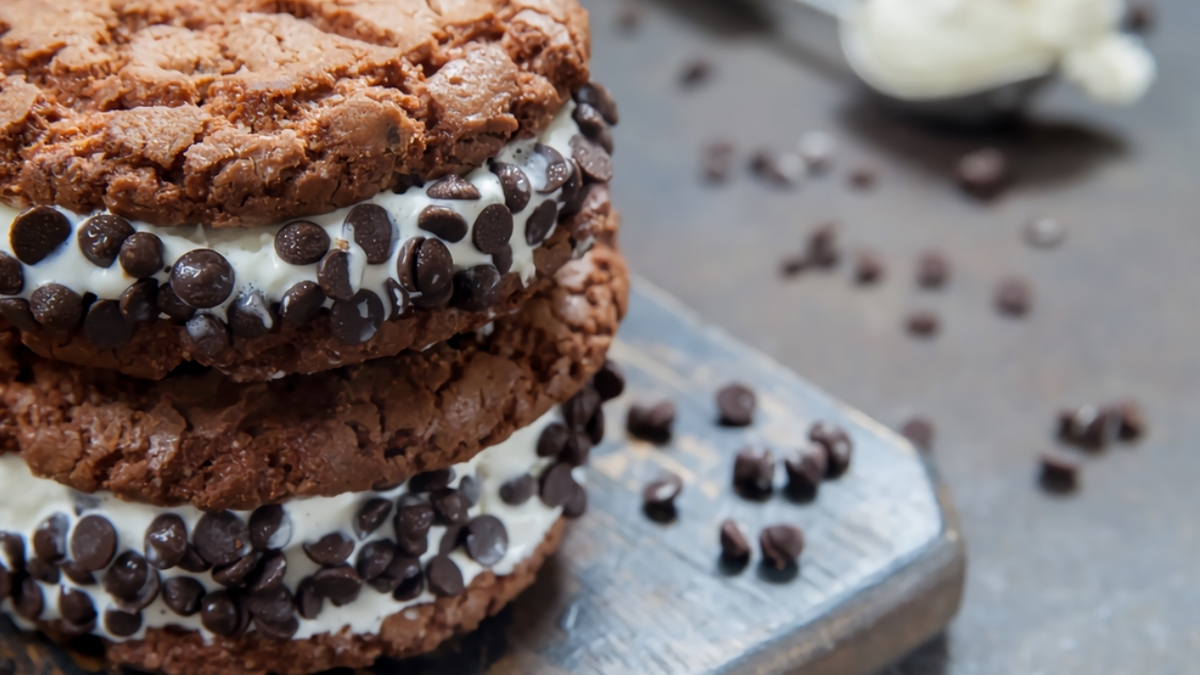 Cómo hacer alfajores caseros que combinan brownie y helado