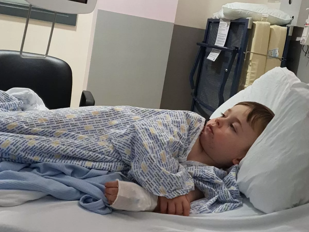 Tragedia en Escocia: un niño casi pierde la vida al intoxicarse con una bebida de frutillas