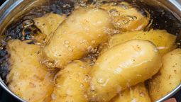 altText(Cómo reutilizar el agua de cocción de las papas en casa)}