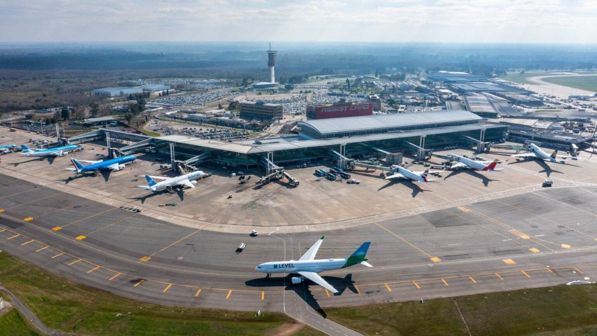 La parada técnica en Río de Janeiro dura aproximadamente una hora y los pasajeros no bajan del avión; solo sirve para cargar el combustible que el peso de la pista corta impidió cargar en Buenos Aires. La parada técnica en Río de Janeiro dura aproximadamente una hora y los pasajeros no bajan del avión; solo sirve para cargar el combustible que el peso de la pista corta impidió cargar en Buenos Aires.