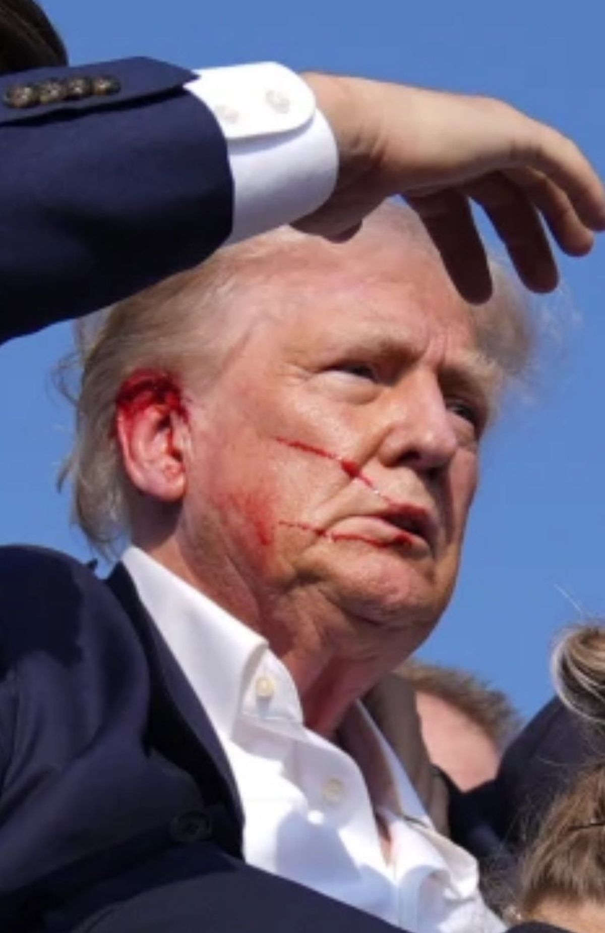 Donald Trump recibió un balazo que “perforó” parte de su oreja derecha. Donald Trump recibió un balazo que “perforó” parte de su oreja derecha.