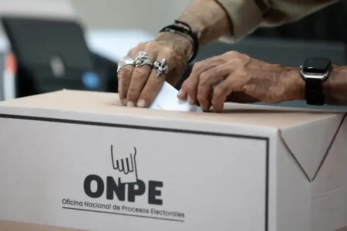 De acuerdo con el escrutinio en tiempo real de la Oficina Nacional de Procesos Electorales (ONPE), con el 55,41% de las actas procesadas Keiko Fujimori (Fuerza Popular) obten&iacute;a el 16,9% de los votos y Rafael L&oacute;pez Aliaga (Renovaci&oacute;n Popular) el 14,3%. De confirmarse esa tendencia, ambos disputar&iacute;an la segunda vuelta el 7 de junio.