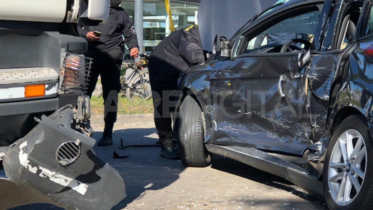 Fuerte choque en Alem y Sarmiento entre un camión con ganado y un auto.
