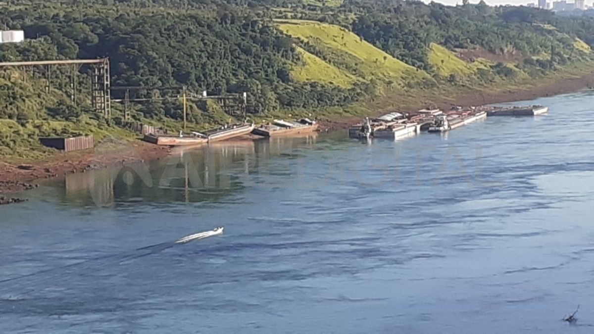 Las embarcaciones quedaron varadas por la bajante del río en Puerto Iguazú y se esperan mediciones aún en descenso.