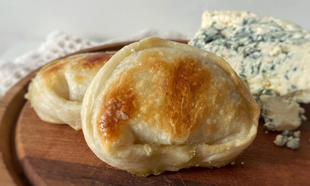 La receta sencilla para hacer empanadas de jamón, roquefort y nueces en 3 pasos La receta sencilla para hacer empanadas de jamón, roquefort y nueces en 3 pasos