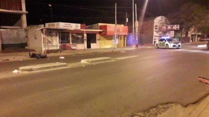 Un motociclista sufrió la amputación de una pierna y está grave. El conductor que lo atropelló se dio a la fuga.