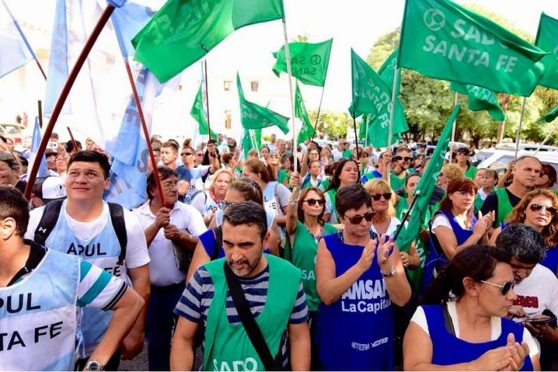 Gremios docentes adhieren al paro del próximo lunes 25