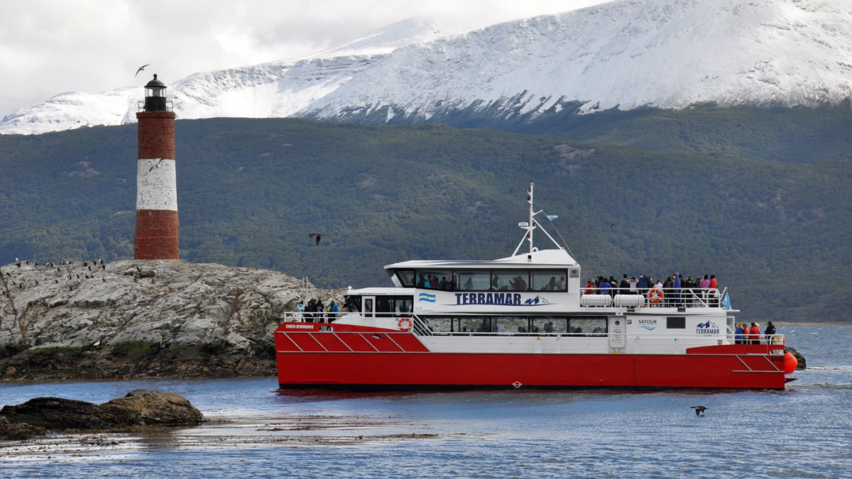 Una de las excursiones más buscadas por todos los turistas es la navegación por el Canal Beagle. Una de las excursiones más buscadas por todos los turistas es la navegación por el Canal Beagle.