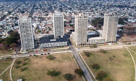 Las viviendas estarán dotadas de energía, agua potable, cloacas y gas natural. También se abrirá y pavimentará la calle Agustín Delgado entre Belgrano y Las Heras. Las viviendas estarán dotadas de energía, agua potable, cloacas y gas natural. También se abrirá y pavimentará la calle Agustín Delgado entre Belgrano y Las Heras.