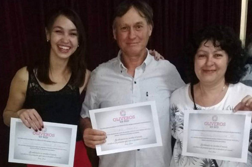 Emocionante: una chica terminó la secundaria junto a su mamá y su papá