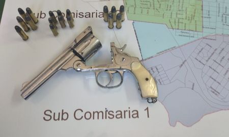 Un revolver cargado y varias municiones fueron encontrados en tenencia de los otros dos aprehendidos