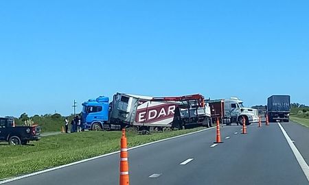 Accidente en la Autopista Rosario - Santa Fe tuvo a tres camiones como protagonistas. Accidente en la Autopista Rosario - Santa Fe tuvo a tres camiones como protagonistas.