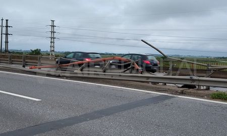 Este jueves la calzada fue despejada y el poste de luz se colocó sobre el cantero central. Este jueves la calzada fue despejada y el poste de luz se colocó sobre el cantero central.