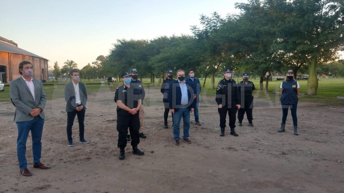 El ministro Jorge Lagna junto con el personal policial en la coordinaci&oacute;n de los operativos de saturaci&oacute;n realizados.