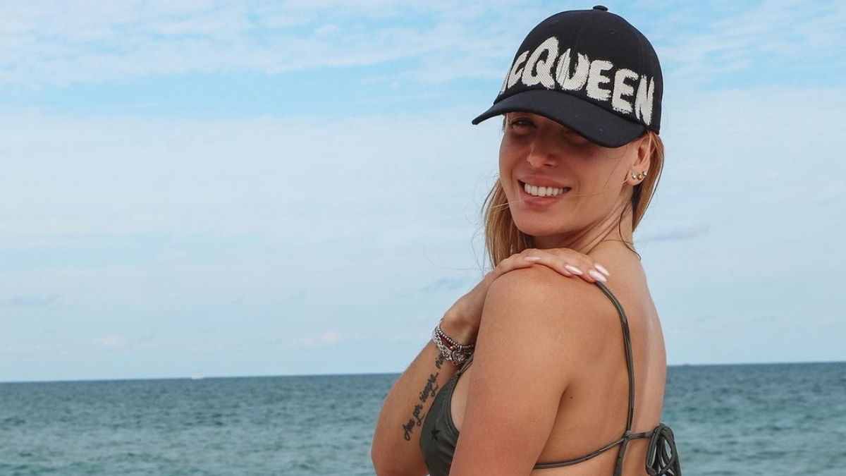 Jesica Cirio deslumbró con unas sandalias de lujo y una bikini cavada.