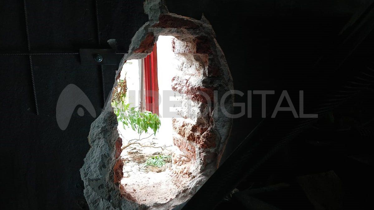 El boquete por donde los delincuentes lograron ingresar.