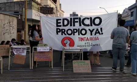 Estudiantes del instituto Almirante Brown reclamaron en la calle por el edificio propio el día viernes y este lunes recibirán a autoridades ministeriales. Estudiantes del instituto Almirante Brown reclamaron en la calle por el edificio propio el día viernes y este lunes recibirán a autoridades ministeriales.