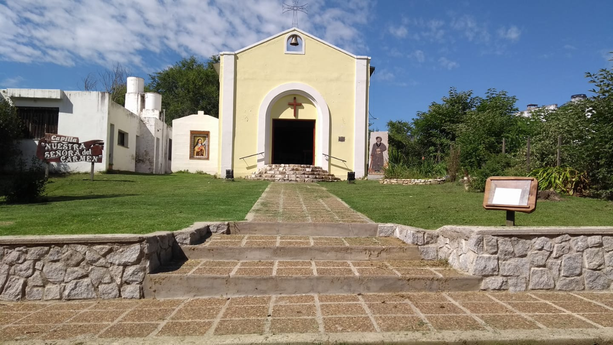 Dentro de la localidad de Las Albahacas se encuentra la Capilla Nuestra Señora del Carmen con tres grutas importantes. Dentro de la localidad de Las Albahacas se encuentra la Capilla Nuestra Señora del Carmen con tres grutas importantes.
