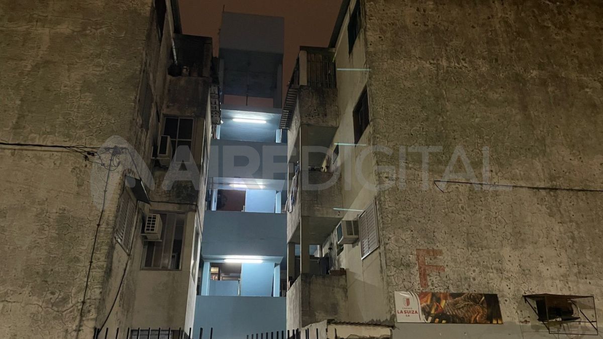 Bomberos Zapadores ayudados por vecinos lograron apagar el fuego Bomberos Zapadores ayudados por vecinos lograron apagar el fuego