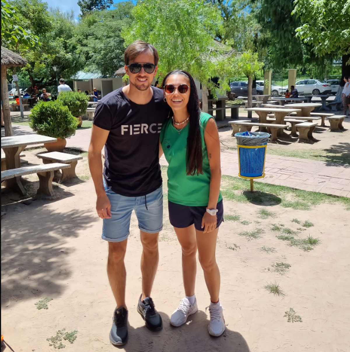 Christian Bernardi con una de las profes de la colonia de club donde asiste su hija. Christian Bernardi con una de las profes de la colonia de club donde asiste su hija.