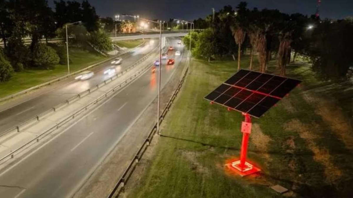 Argentina inauguró su primera ruta iluminada 100% con energía solar gracias a 36 generadores fotovoltaicos.