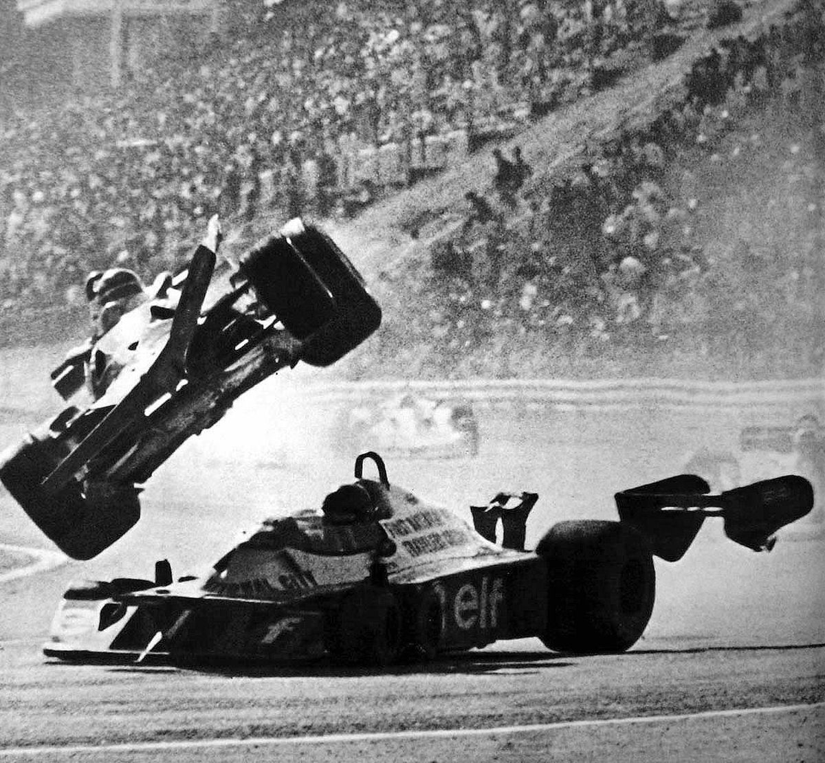 En la 5ª vuelta del GP de Japón de 1977, en Fuji, el canadiense Gilles Villeneuve (Ferrari 312T2), que disputaba su tercera carrera en la categoría (la segunda con el equipo italiano) embistió en la primera curva al Tyrrell P34B de Ronnie Peterson; su auto voló y, al caer, provocó la muerte de dos espectadores.