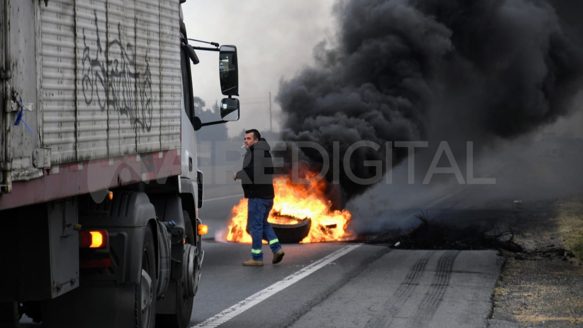 El paro de los transportistas se lleva a cabo por tiempo indeterminado.