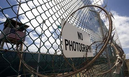 Según la ONU, muchos de los individuos que han sido retenidos en Guantánamo han vivido una experiencia kafkiana donde las leyes no importaban y se hacía un uso coercitivo y brutal de poder. Según la ONU, muchos de los individuos que han sido retenidos en Guantánamo han vivido una experiencia kafkiana donde las leyes no importaban y se hacía un uso coercitivo y brutal de poder.