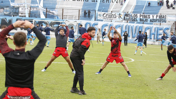 Colón no reacciona en Jujuy y se fue goleado al descanso: pierde 3-0 contra Gimnasia