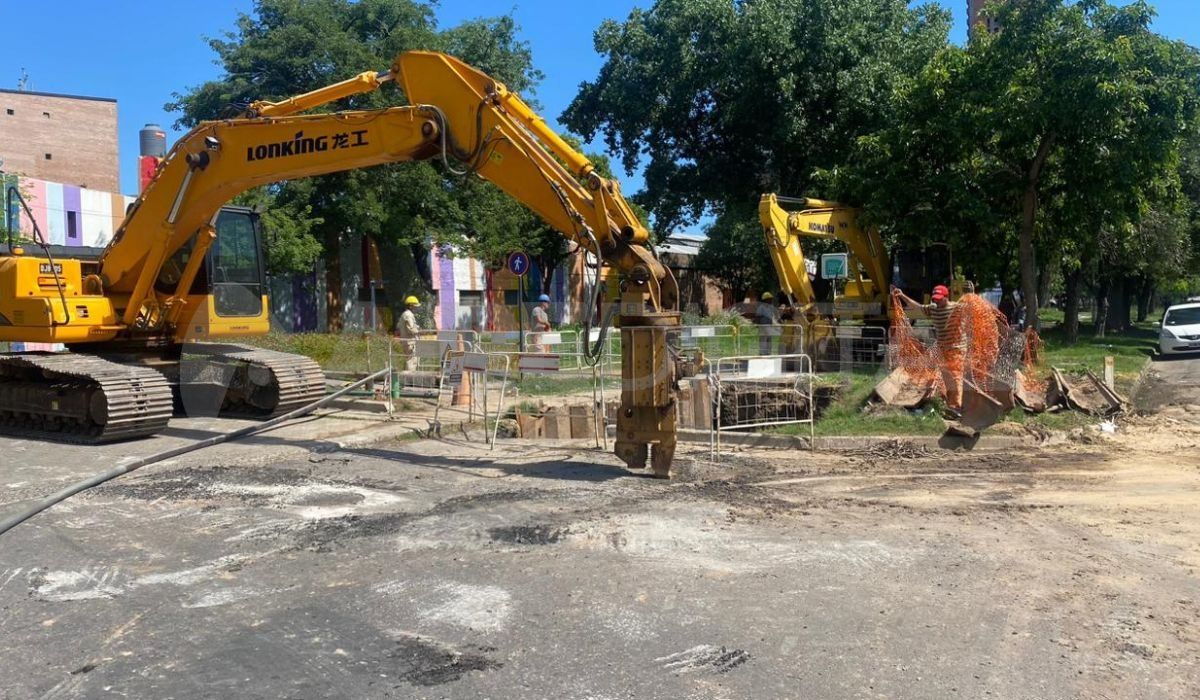 Personal de aguas provinciales se encuentra trabajando en la reparación del Socavón de Pedro Vittori.