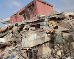 Rescatistas sigue buscando víctimas entre los escombros de los edificios derrumbados en el sismo del 24 de junio en Venezuela.