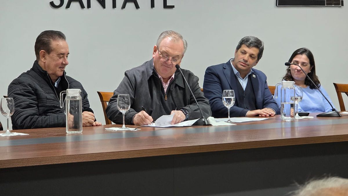 Quedó conformada la mesa de conducción de la UCR provincial presidida por Felipe Michlig. Quedó conformada la mesa de conducción de la UCR provincial presidida por Felipe Michlig.
