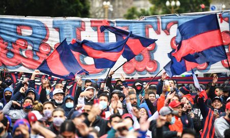 Cientos de hinchas cuervos se concentraron frente a la Legislatura de la ciudad de Buenos Aires. Cientos de hinchas cuervos se concentraron frente a la Legislatura de la ciudad de Buenos Aires.